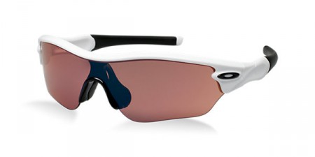 För den som gill att sporta. Töjbara bågar vid öronen som gör att du inte tappar dom i första taget. Dessa Oakley brillor finns i fler olika färger....fråga!